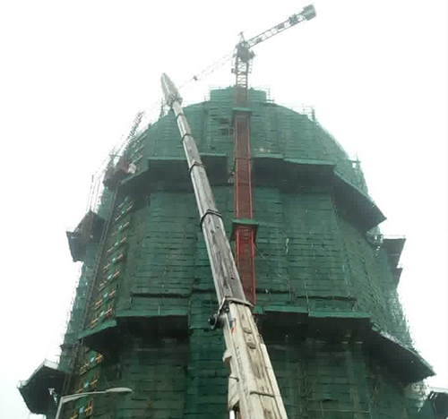 石嘴山市吊车在工地上作业